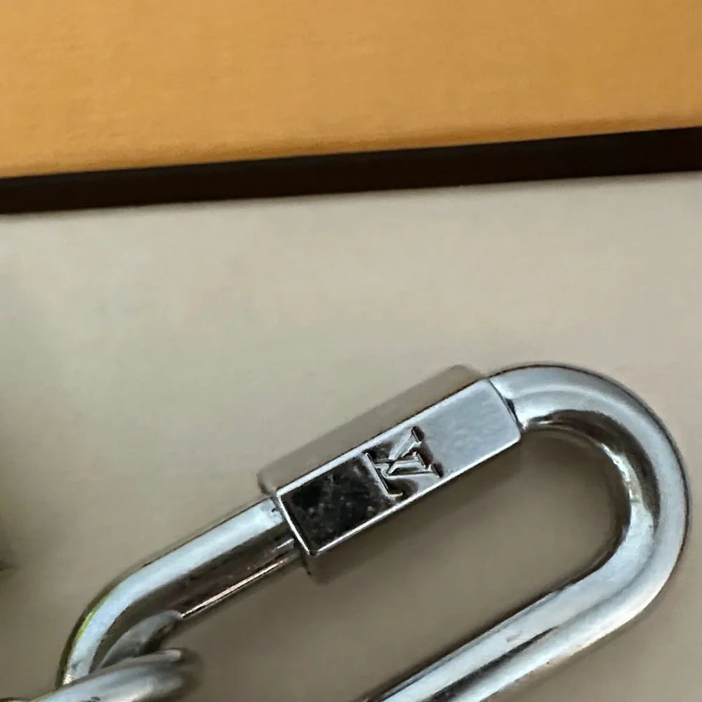 Louis Vuitton 💯% Authentic Neon Green Key Chain w Dustbag & Box. Excellent Con’d - Picture 4 of 10
